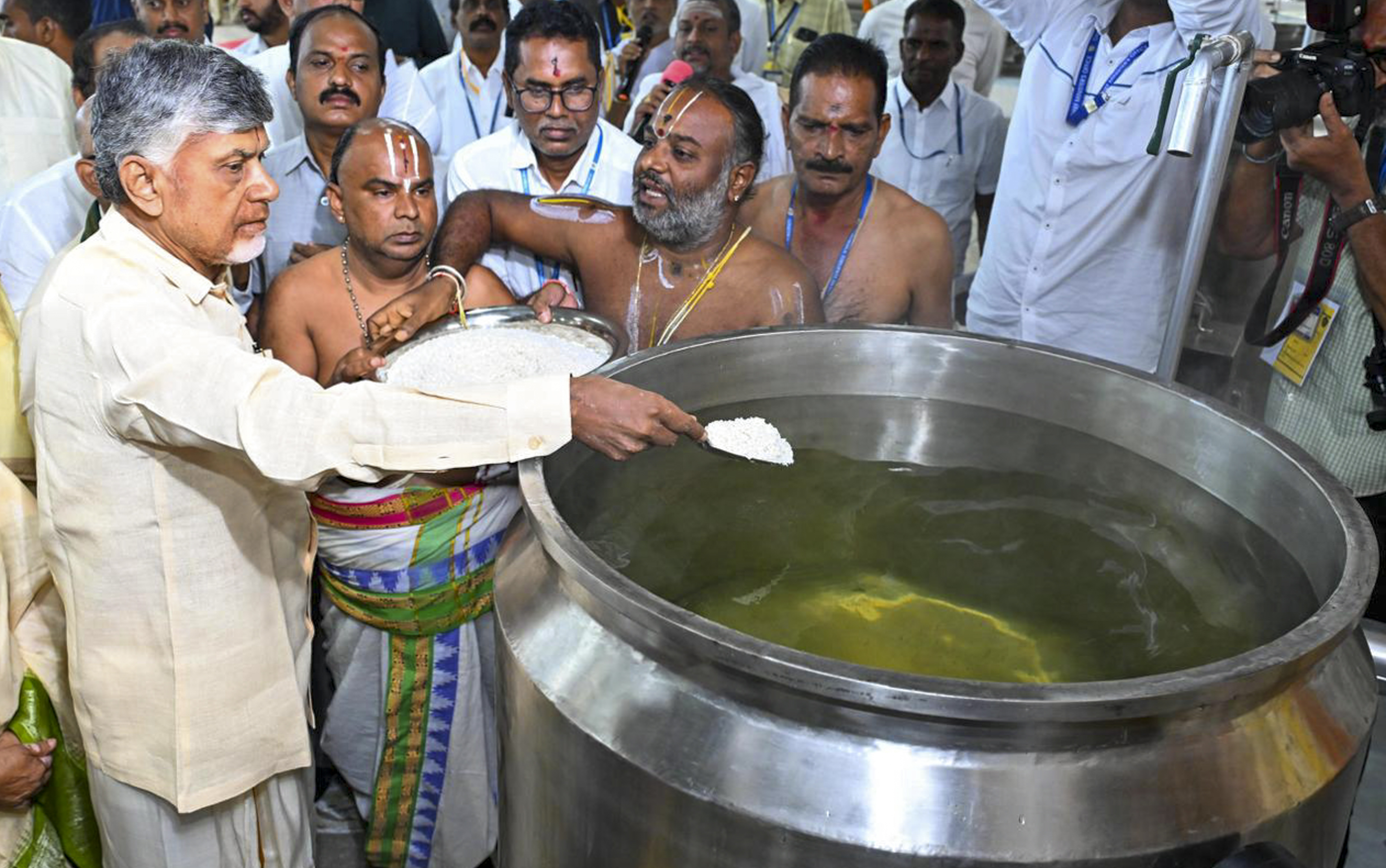 https://salarnews.in/public/uploads/images/newsimages/maannewsimage05102024_154139_chandrababu naidu.jpg